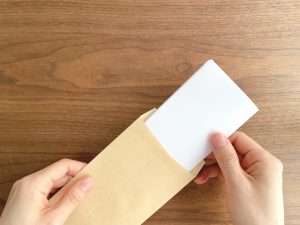 封筒に貼る切手はいくら？