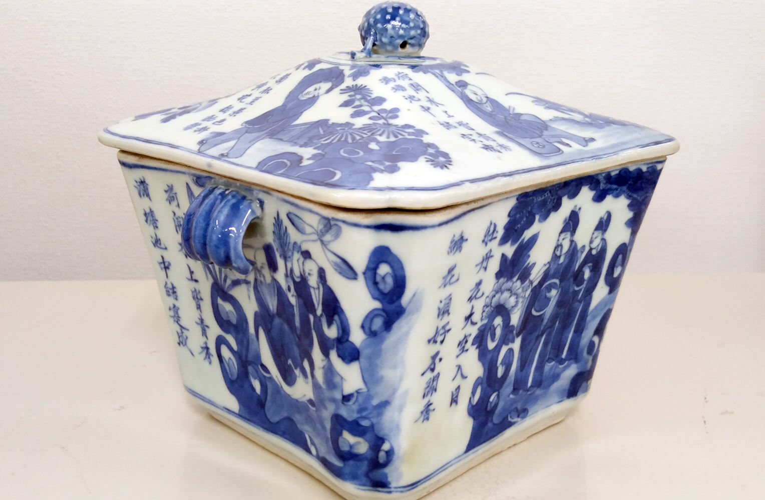 染付四方人物絵水指 道光年製銘 裏千家十四代淡々斎書付 商品アップ画像